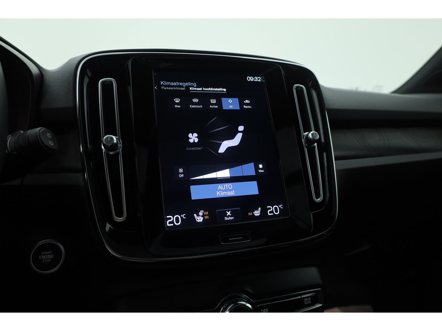 Volvo XC40 1.5 T4 Plug-in hybrid Ultimate Bright | Pano-dak | Adap. cruise | sportstoelen | camera | Dodehoek (Blis) | H&K Audio |