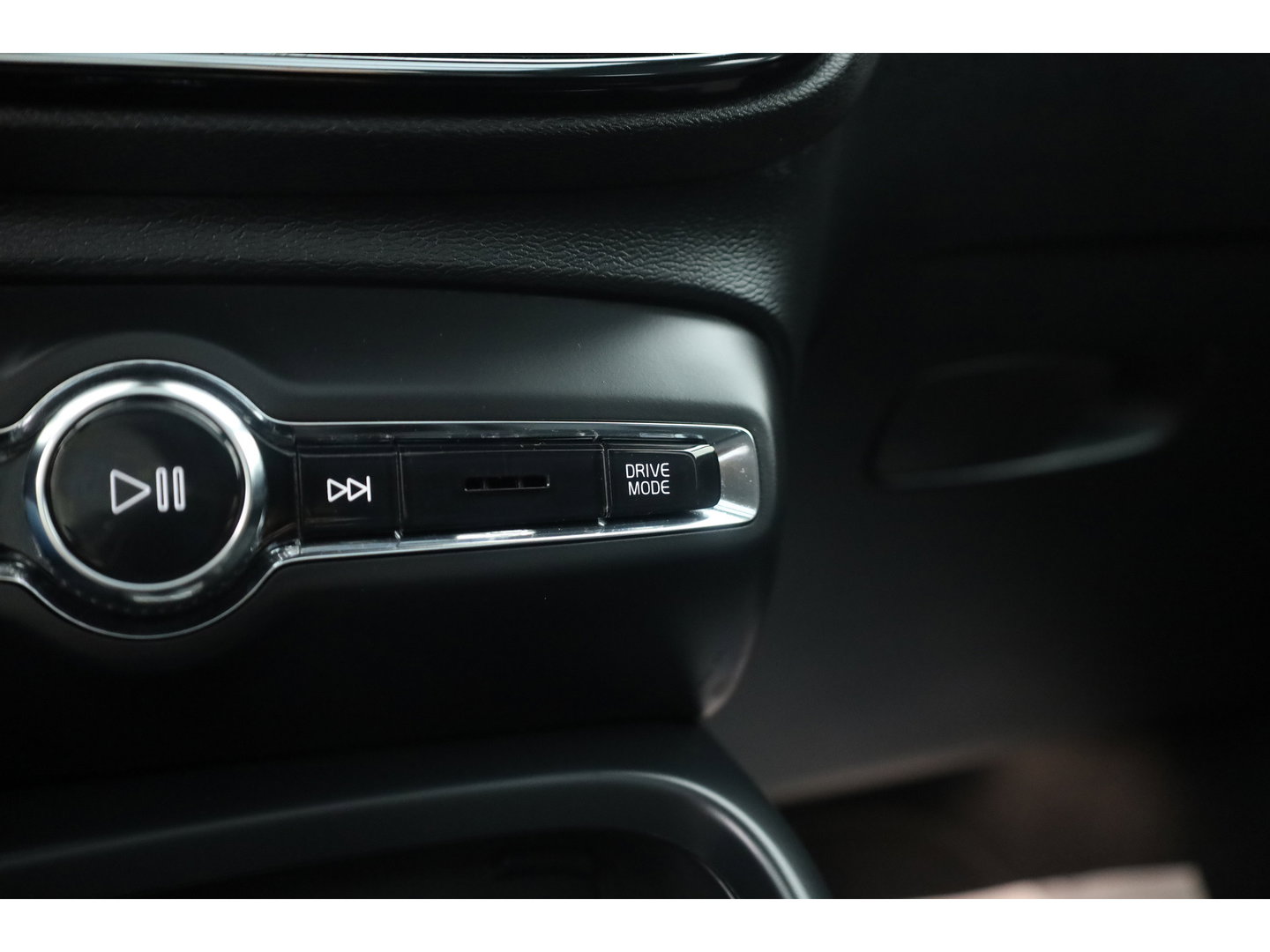 Volvo XC40 1.5 T4 Plug-in hybrid Ultimate Bright | Pano-dak | Adap. cruise | sportstoelen | camera | Dodehoek (Blis) | H&K Audio |
