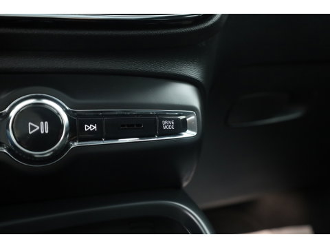 Volvo XC40 1.5 T4 Plug-in hybrid Ultimate Bright | Pano-dak | Adap. cruise | sportstoelen | camera | Dodehoek (Blis) | H&K Audio |