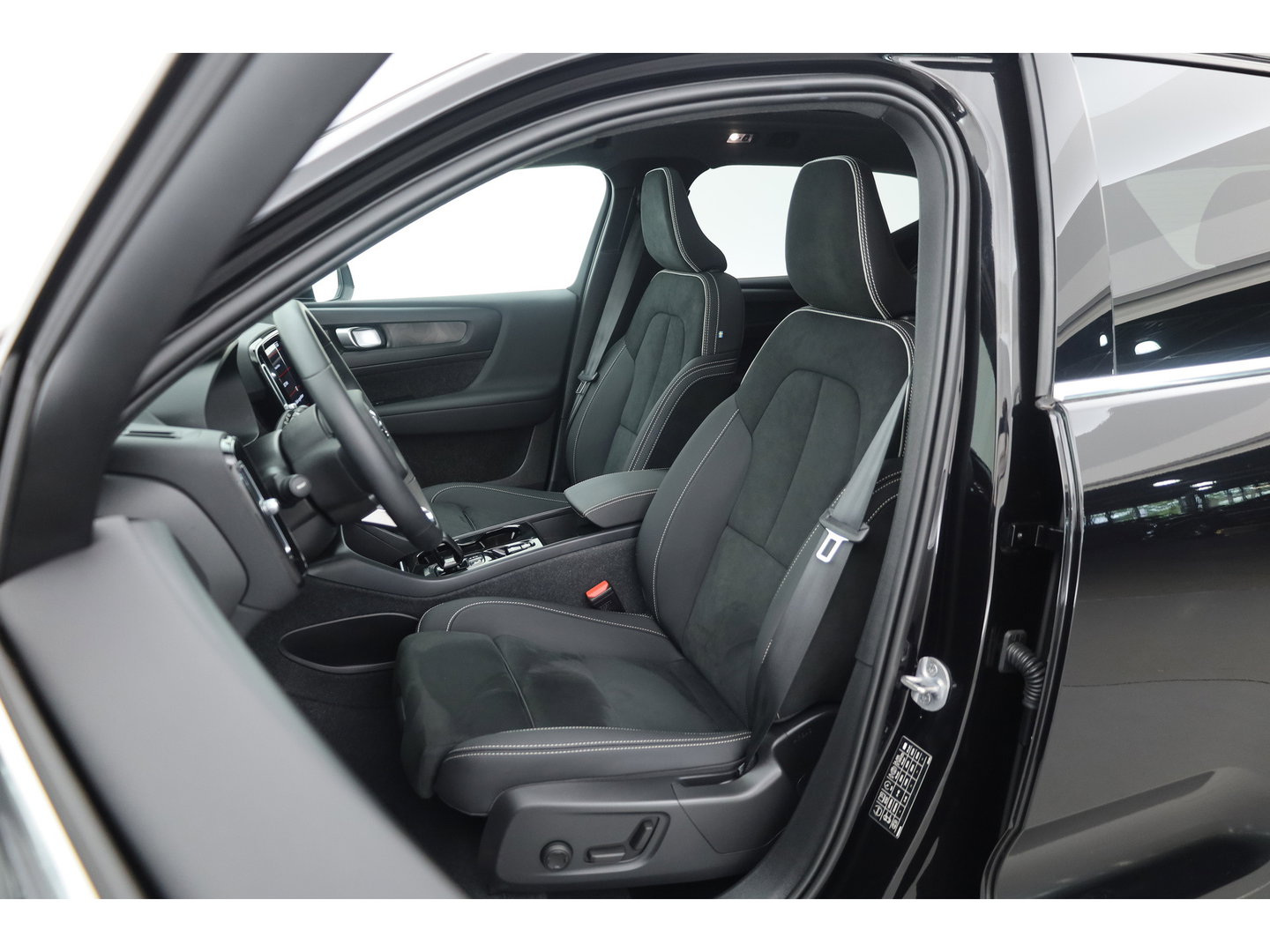 Volvo XC40 1.5 T4 Plug-in hybrid Ultimate Bright | Pano-dak | Adap. cruise | sportstoelen | camera | Dodehoek (Blis) | H&K Audio |