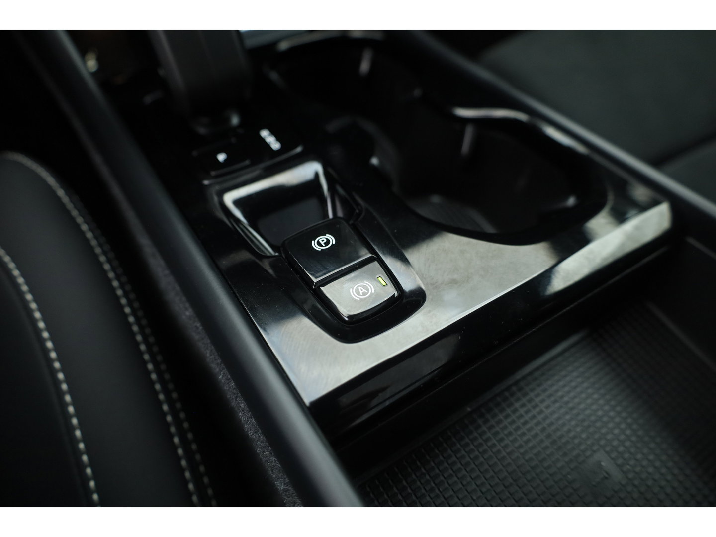 Volvo XC40 1.5 T4 Plug-in hybrid Ultimate Bright | Pano-dak | Adap. cruise | sportstoelen | camera | Dodehoek (Blis) | H&K Audio |