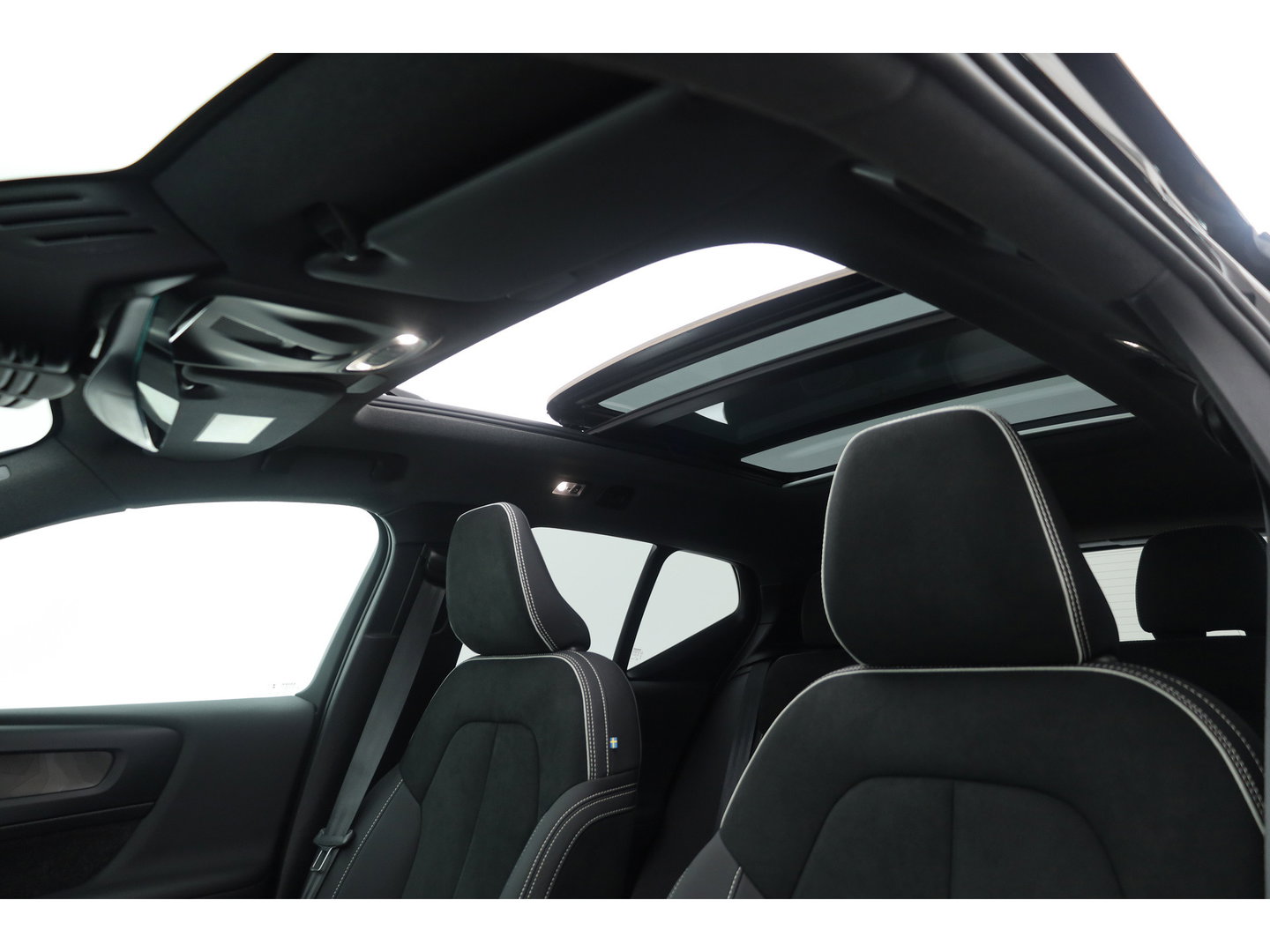 Volvo XC40 1.5 T4 Plug-in hybrid Ultimate Bright | Pano-dak | Adap. cruise | sportstoelen | camera | Dodehoek (Blis) | H&K Audio |