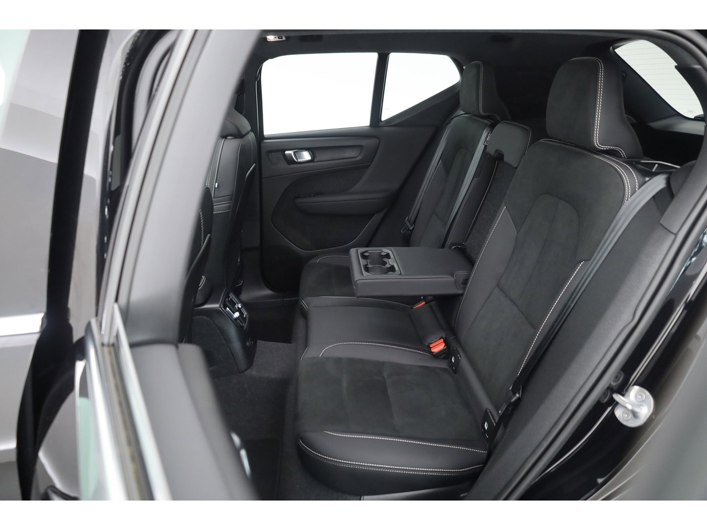 Volvo XC40 1.5 T4 Plug-in hybrid Ultimate Bright | Pano-dak | Adap. cruise | sportstoelen | camera | Dodehoek (Blis) | H&K Audio |