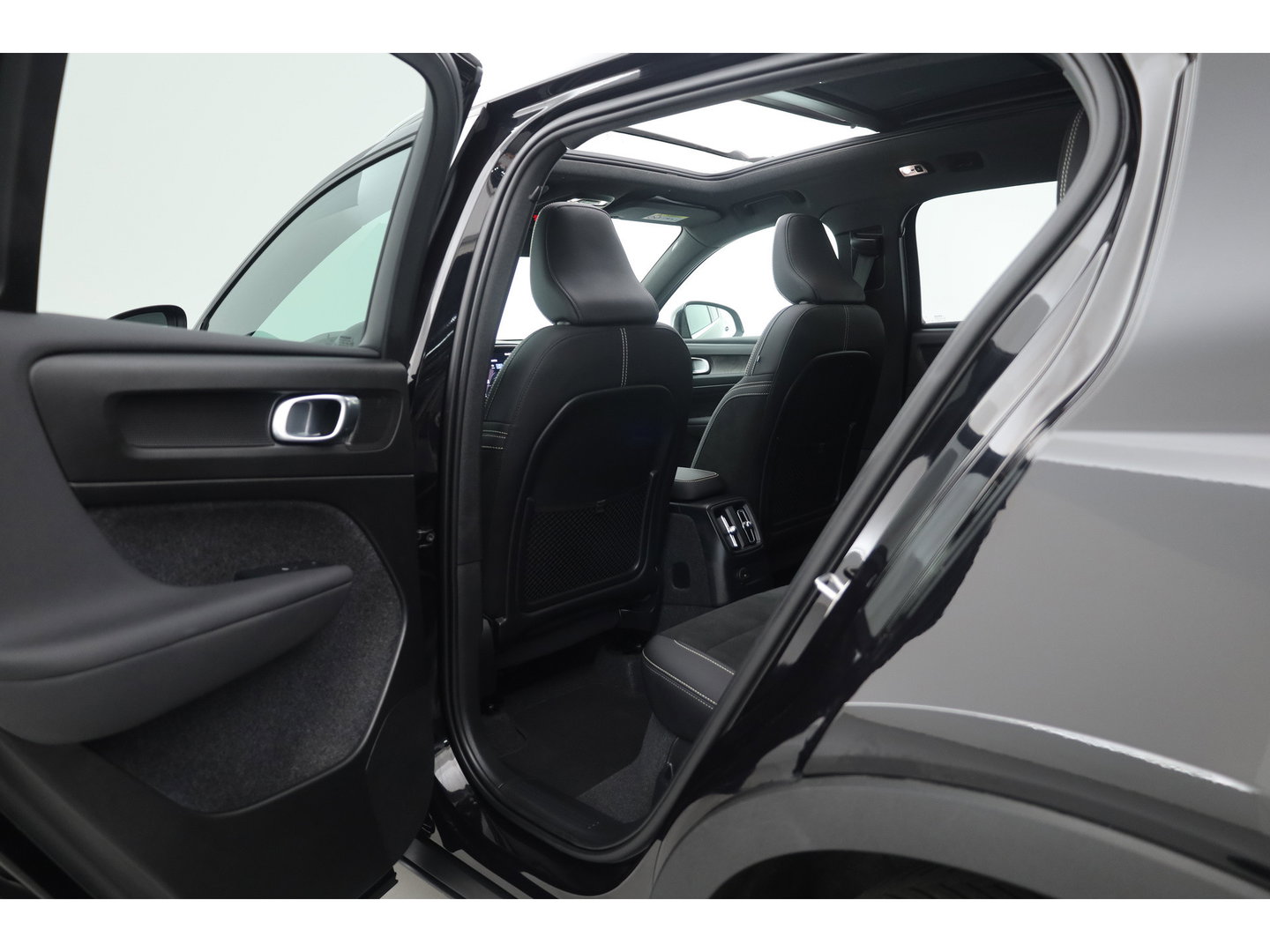 Volvo XC40 1.5 T4 Plug-in hybrid Ultimate Bright | Pano-dak | Adap. cruise | sportstoelen | camera | Dodehoek (Blis) | H&K Audio |