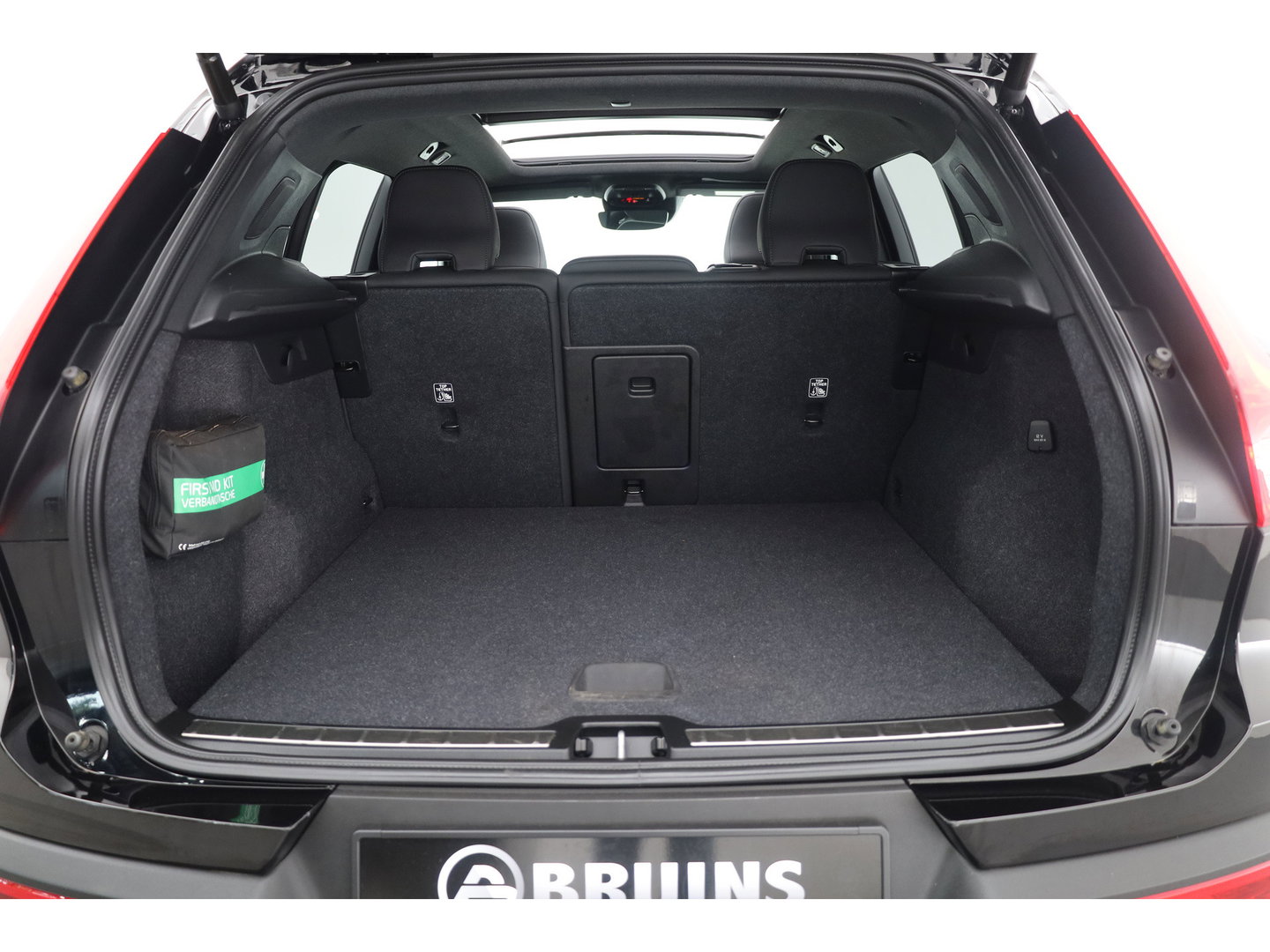 Volvo XC40 1.5 T4 Plug-in hybrid Ultimate Bright | Pano-dak | Adap. cruise | sportstoelen | camera | Dodehoek (Blis) | H&K Audio |