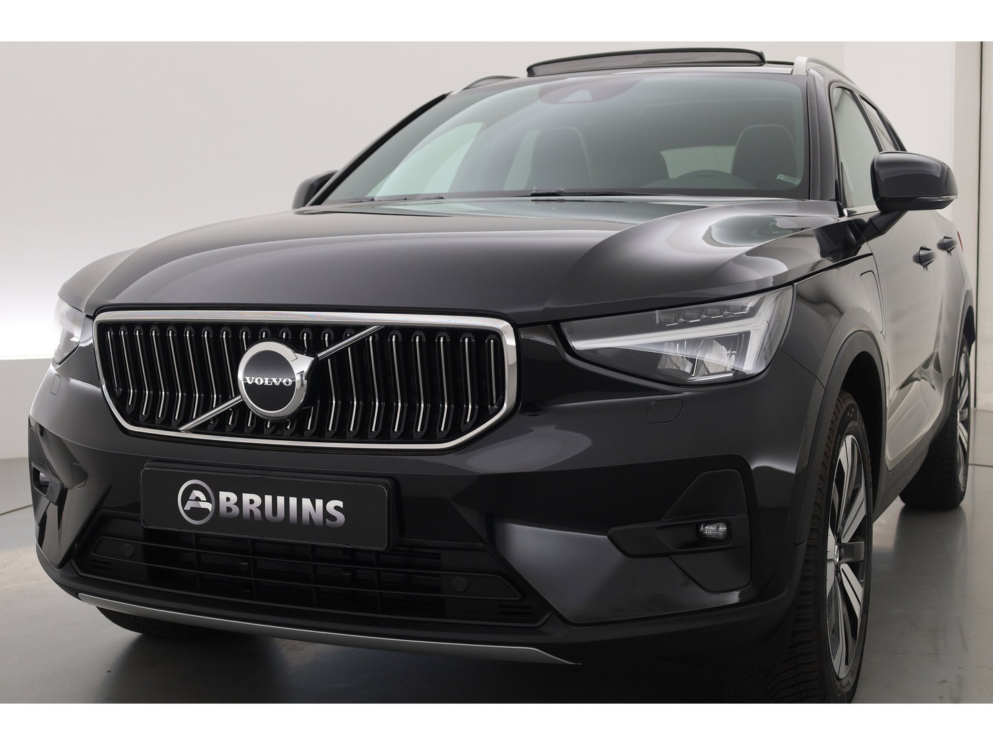 Volvo XC40 1.5 T4 Plug-in hybrid Ultimate Bright | Pano-dak | Adap. cruise | sportstoelen | camera | Dodehoek (Blis) | H&K Audio |