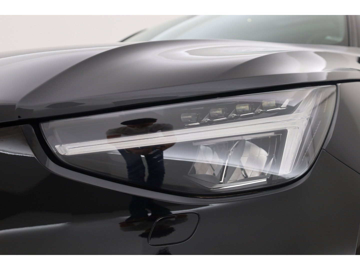 Volvo XC40 1.5 T4 Plug-in hybrid Ultimate Bright | Pano-dak | Adap. cruise | sportstoelen | camera | Dodehoek (Blis) | H&K Audio |