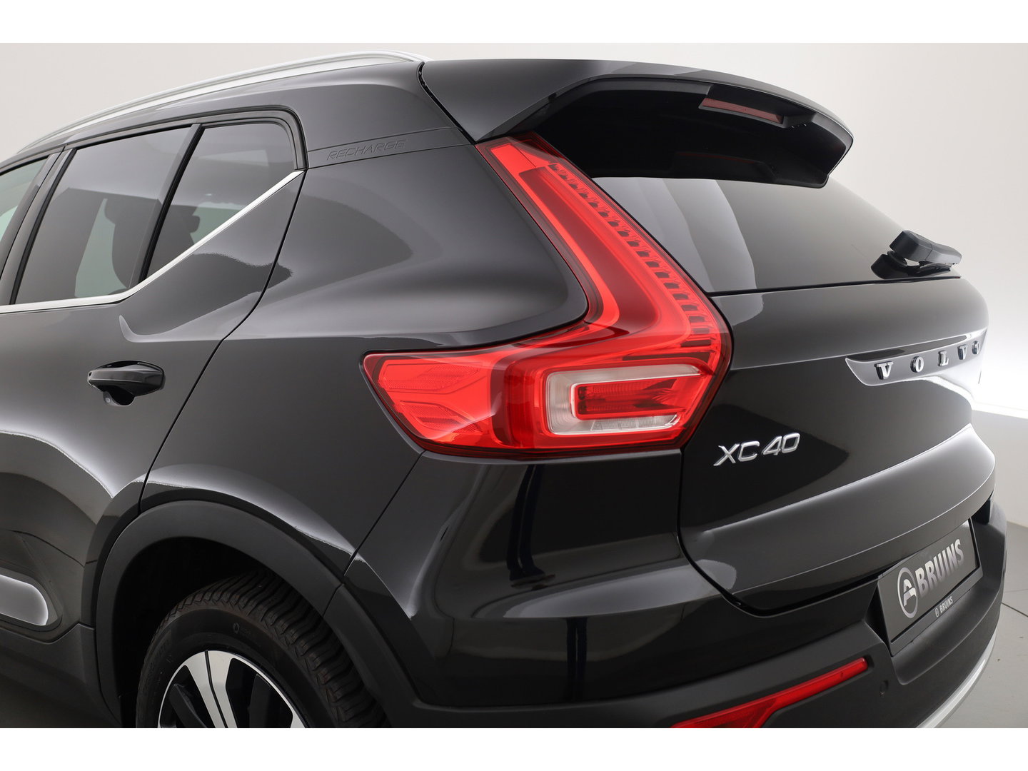Volvo XC40 1.5 T4 Plug-in hybrid Ultimate Bright | Pano-dak | Adap. cruise | sportstoelen | camera | Dodehoek (Blis) | H&K Audio |