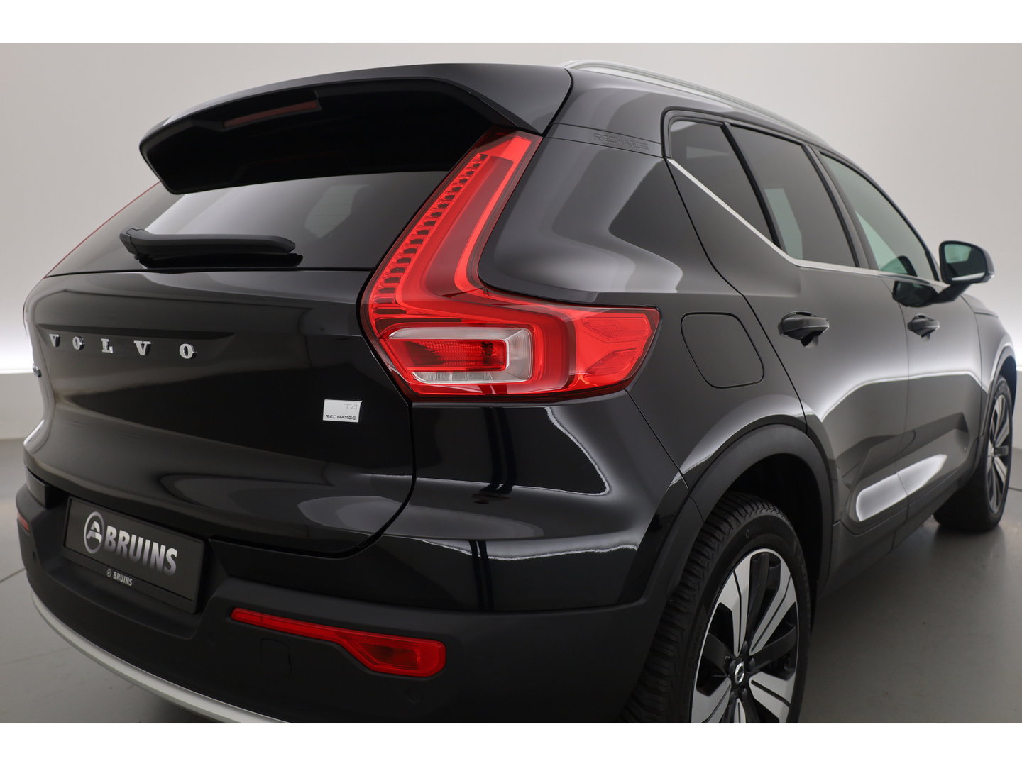 Volvo XC40 1.5 T4 Plug-in hybrid Ultimate Bright | Pano-dak | Adap. cruise | sportstoelen | camera | Dodehoek (Blis) | H&K Audio |