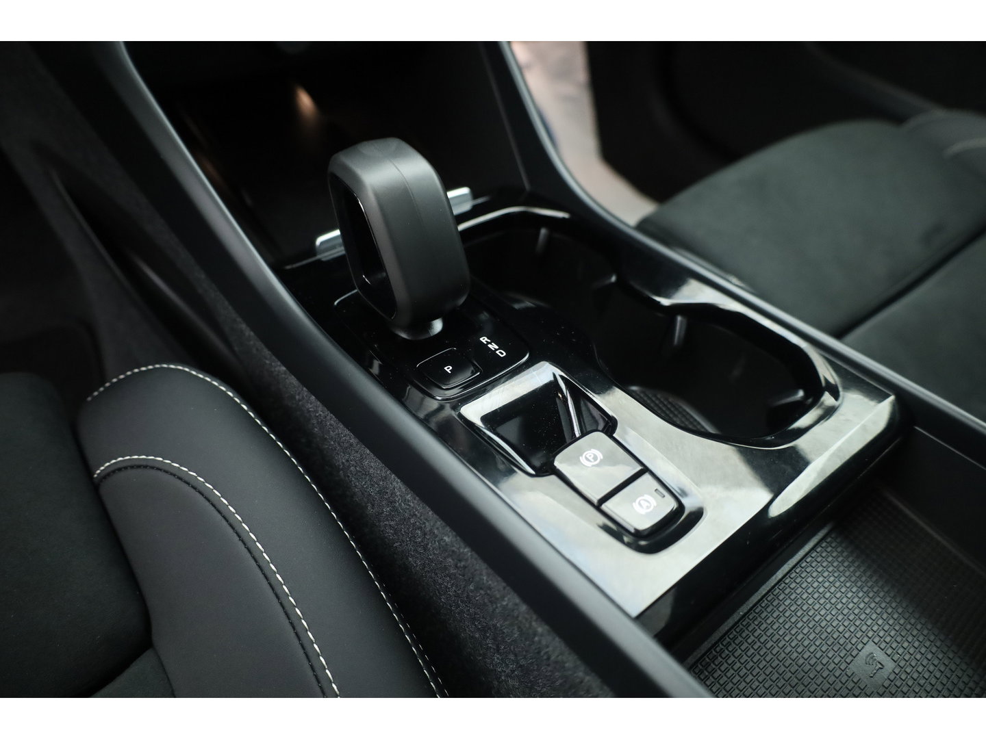 Volvo XC40 1.5 T4 Plug-in hybrid Ultimate Bright | Pano-dak | Adap. cruise | sportstoelen | camera | Dodehoek (Blis) | H&K Audio |