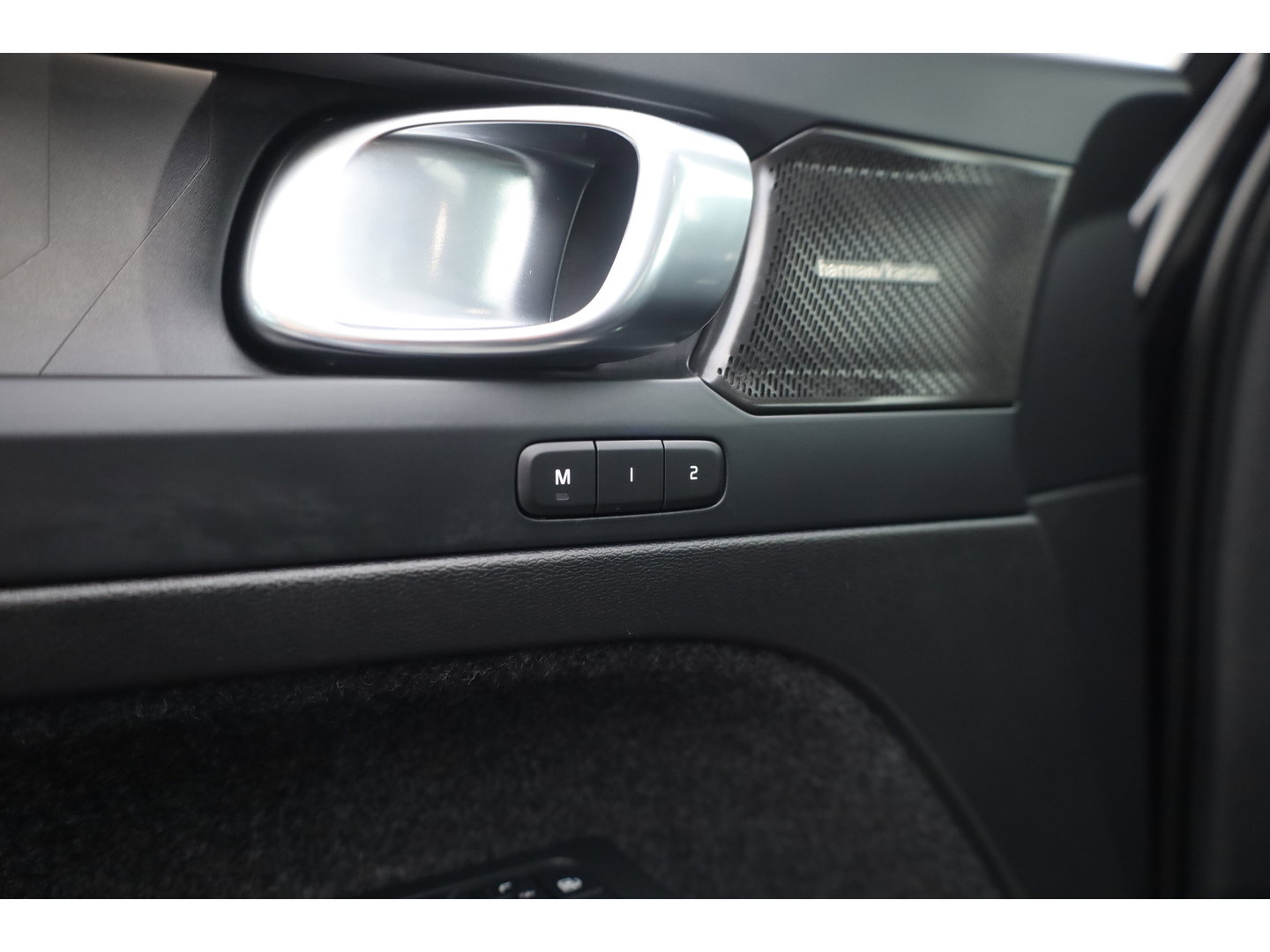 Volvo XC40 1.5 T4 Plug-in hybrid Ultimate Bright | Pano-dak | Adap. cruise | sportstoelen | camera | Dodehoek (Blis) | H&K Audio |