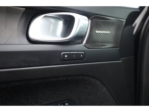 Volvo XC40 1.5 T4 Plug-in hybrid Ultimate Bright | Pano-dak | Adap. cruise | sportstoelen | camera | Dodehoek (Blis) | H&K Audio |