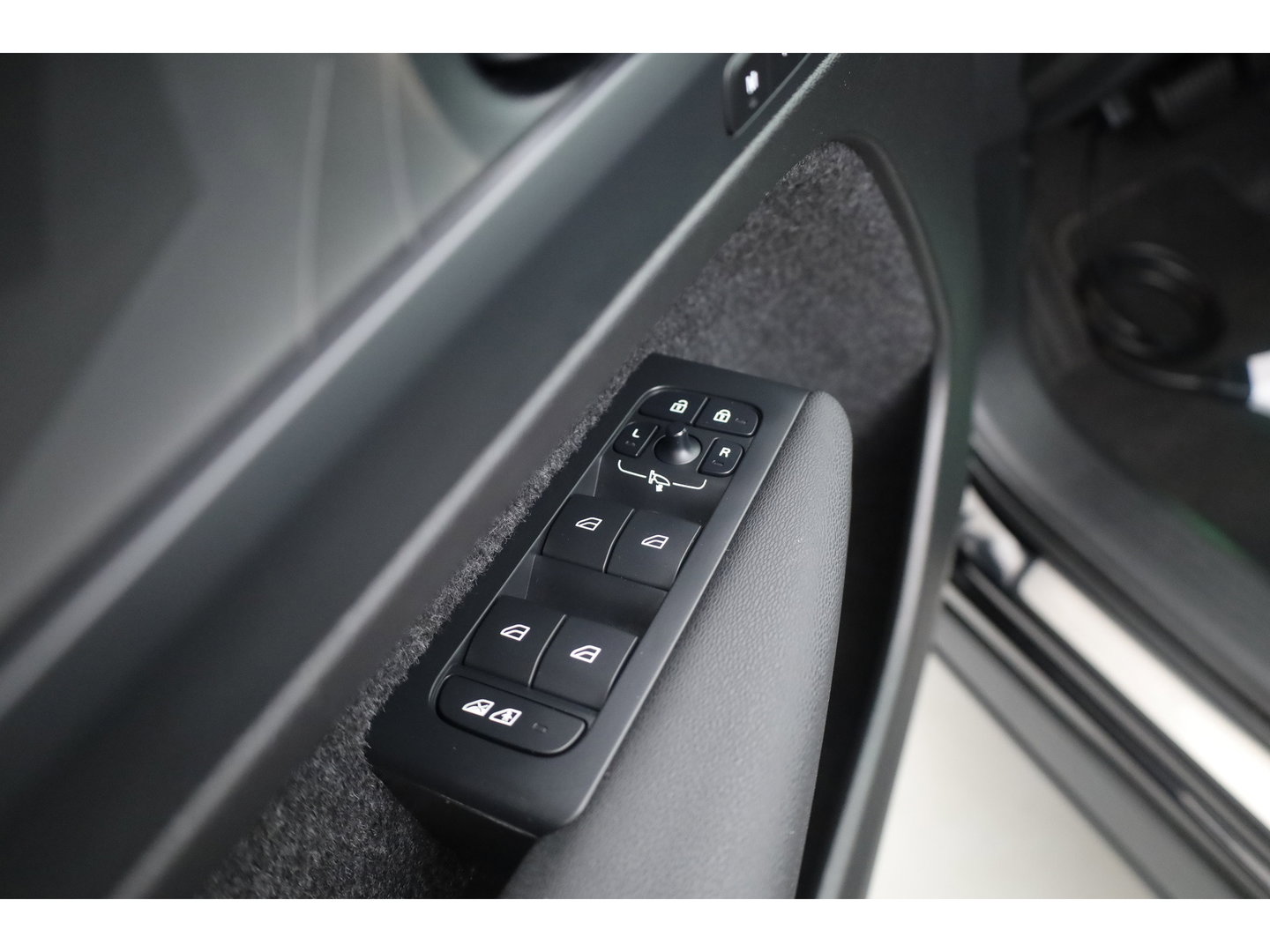 Volvo XC40 1.5 T4 Plug-in hybrid Ultimate Bright | Pano-dak | Adap. cruise | sportstoelen | camera | Dodehoek (Blis) | H&K Audio |