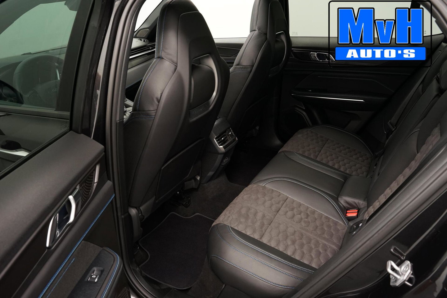 Lynk & Co 01 1.5 PHEV|FULL BL XL|LEER/ALCANT|ZW.HEMEL|SOH96%