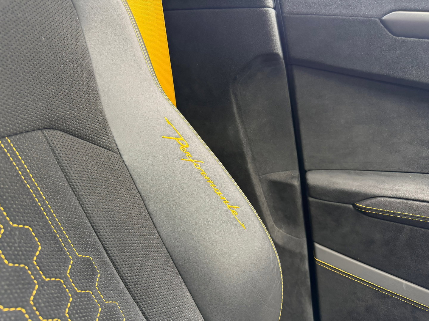 Lamborghini Urus 4.0 V8 Performante Pano|B&O-adv.|Akrapovic|Carbon|Rear-Entertainment