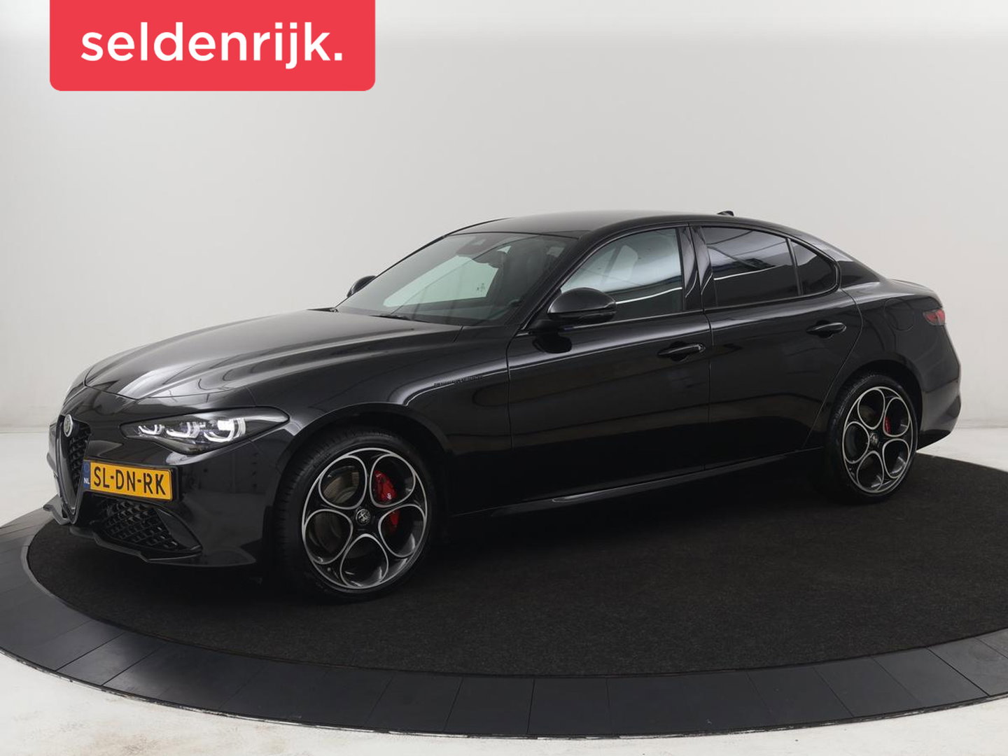 Alfa Romeo Giulia 2.0 T GME AWD Competizione Q4 280pk Leder | Memory | Leder | Memory | Leder dashboard | Stuur/stoel verwarming | Matrix koplampen | Harman / Kardon | Dodehoek detectie | Park assist | Camera | Climate control | Virtual dashboard |