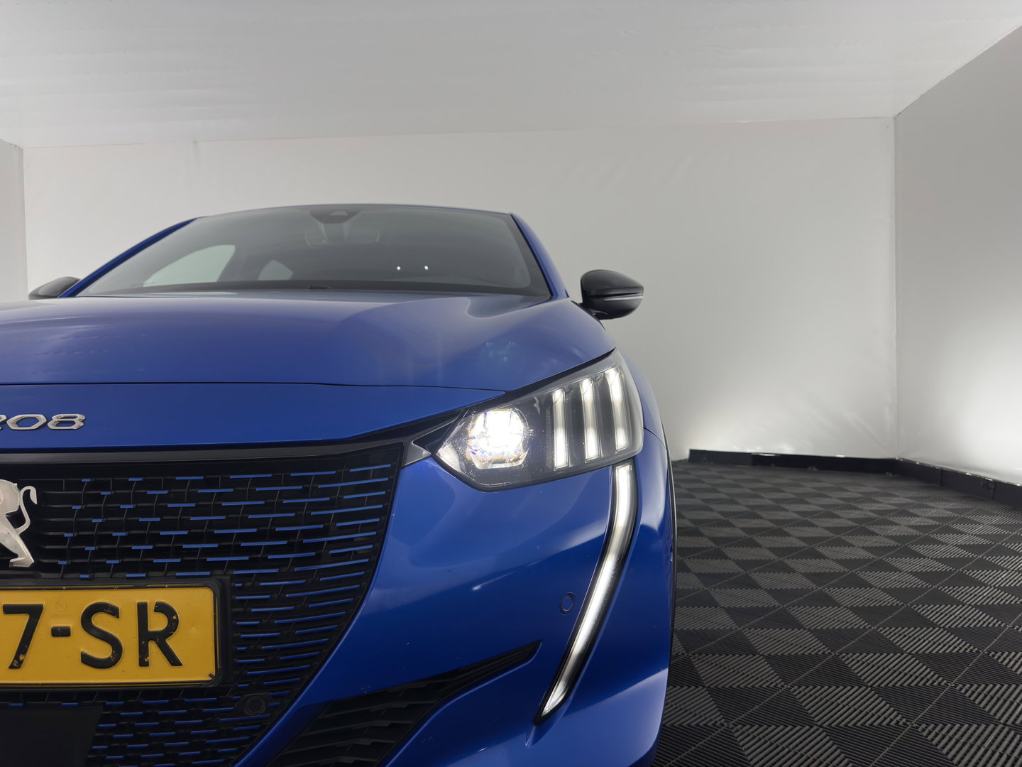 Peugeot e-208 EV GT Pack 50 kWh [3-Fase-11kW] {SoH-94%} (INCL-BTW) *FULL-LED | DIGI-COCKPIT | BLINDSPOT | CAMERA | LEATHER-ALCANTARA | AMBIENTLIGHT | NAVI-FULLMAP | LANE-ASSIST | KEYLESS | DAB | CCS-FASTLOADER | HEATED-SPORTSEATS | 17''ALU*