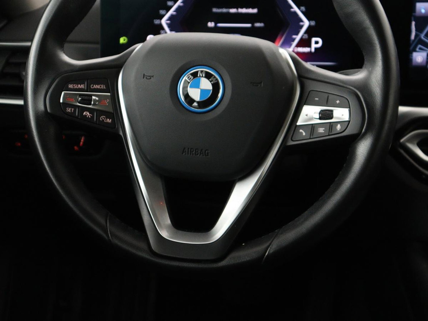 BMW i4 eDrive40 84 kWh | SOH 93,8% | Camera | Adaptive cruise | Climate control | Navigatie | DAB+ | Bluetooth | Stoelverwarming | Carplay