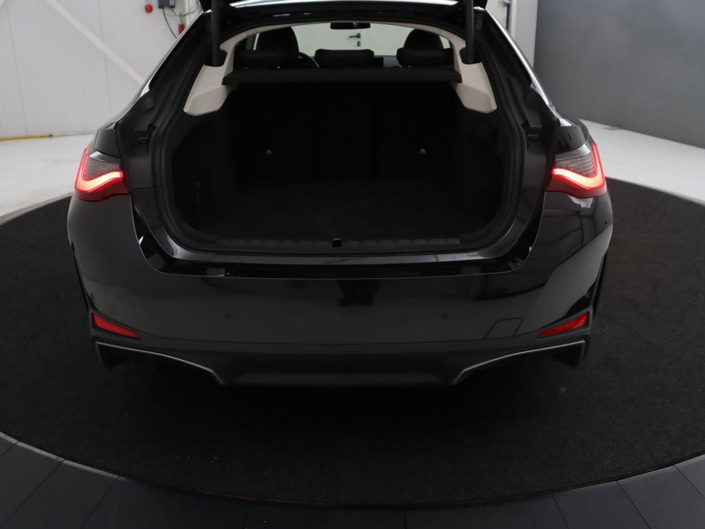 BMW i4 eDrive40 84 kWh | SOH 93,8% | Camera | Adaptive cruise | Climate control | Navigatie | DAB+ | Bluetooth | Stoelverwarming | Carplay