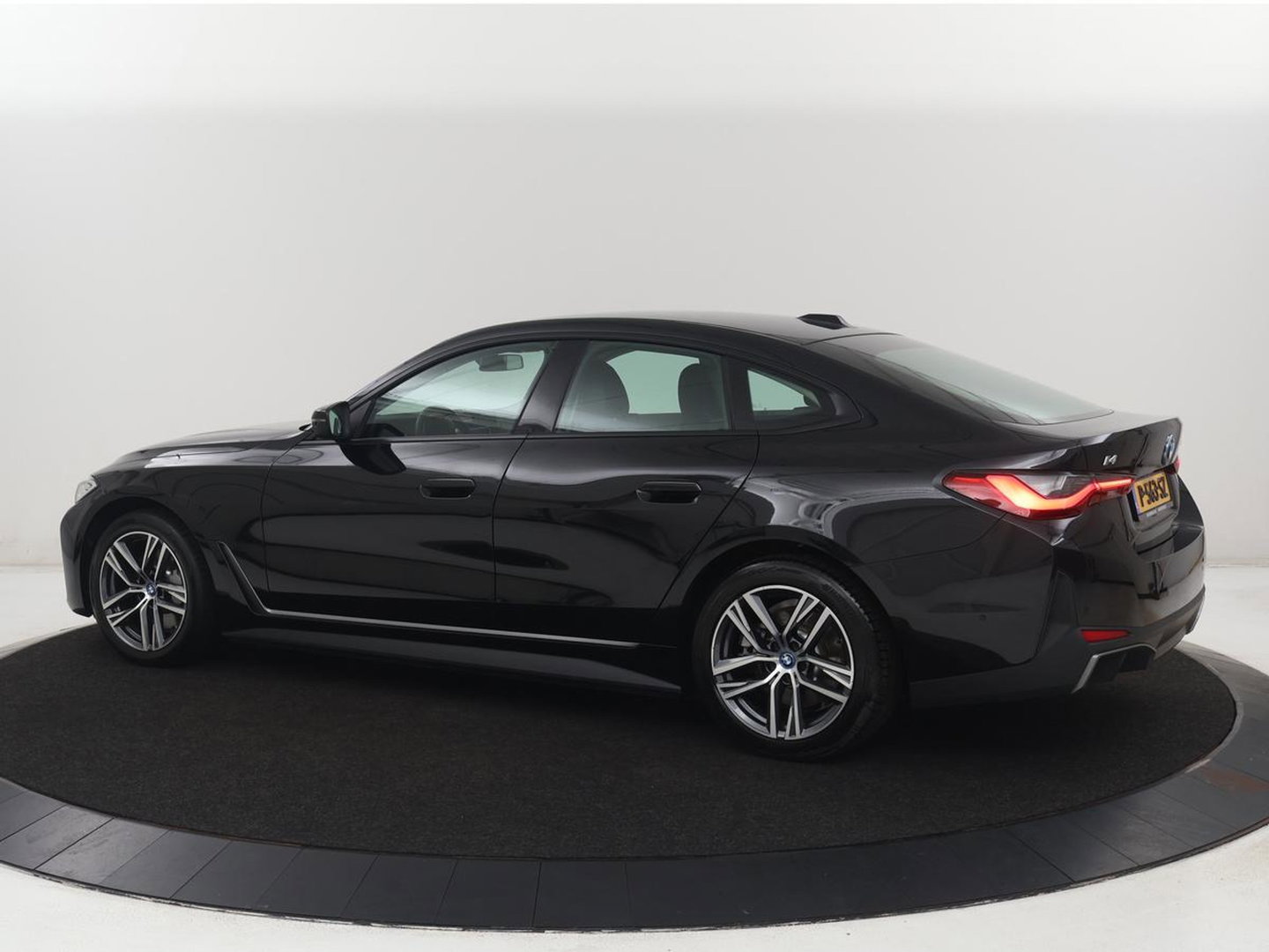 BMW i4 eDrive40 84 kWh | SOH 93,8% | Camera | Adaptive cruise | Climate control | Navigatie | DAB+ | Bluetooth | Stoelverwarming | Carplay