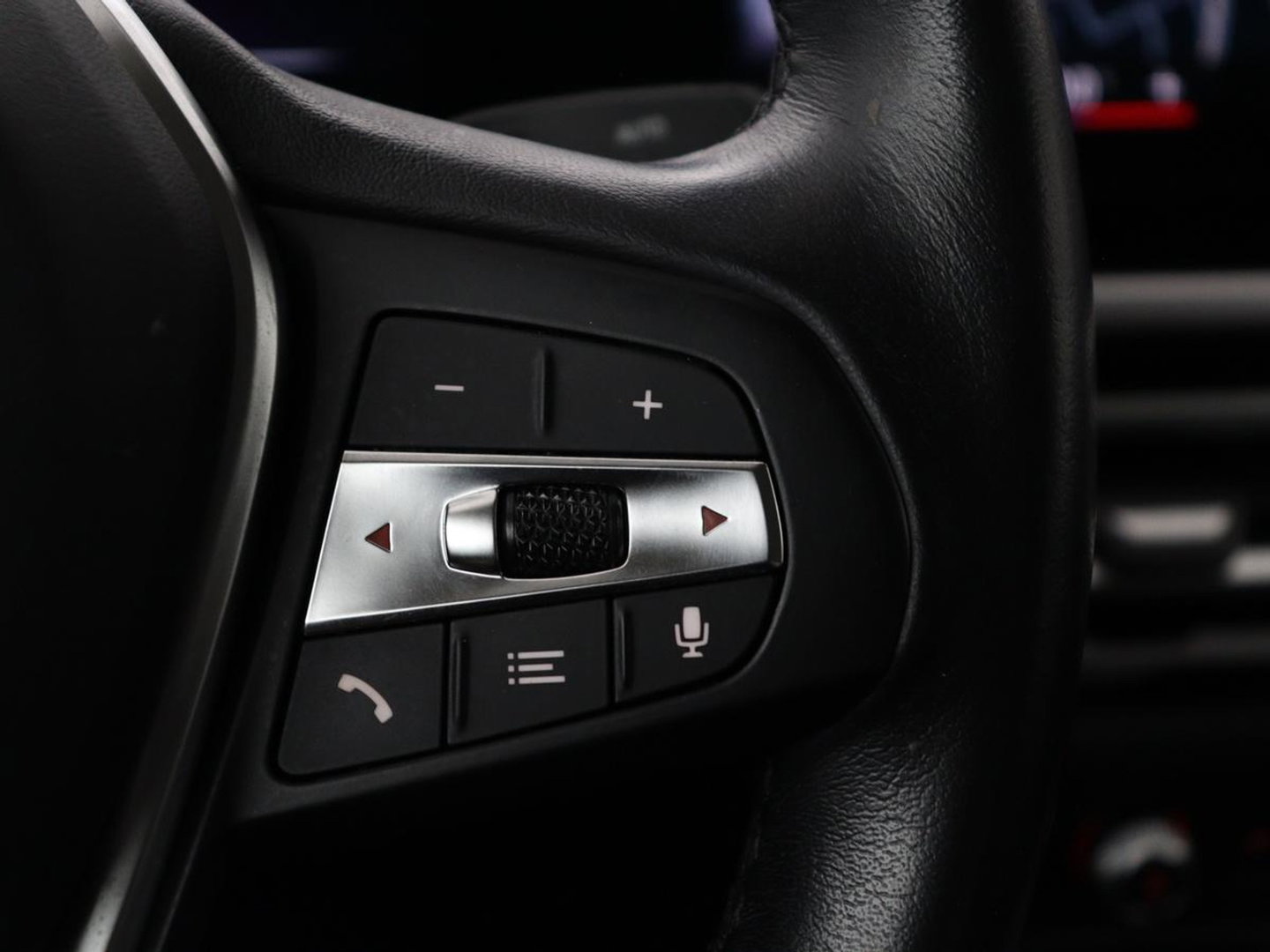 BMW i4 eDrive40 84 kWh | SOH 93,8% | Camera | Adaptive cruise | Climate control | Navigatie | DAB+ | Bluetooth | Stoelverwarming | Carplay