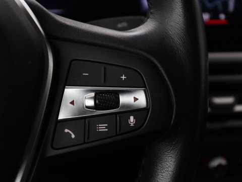 BMW i4 eDrive40 84 kWh | SOH 93,8% | Camera | Adaptive cruise | Climate control | Navigatie | DAB+ | Bluetooth | Stoelverwarming | Carplay
