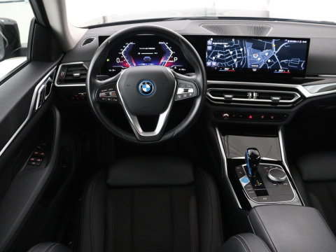 BMW i4 eDrive40 84 kWh | SOH 93,8% | Camera | Adaptive cruise | Climate control | Navigatie | DAB+ | Bluetooth | Stoelverwarming | Carplay