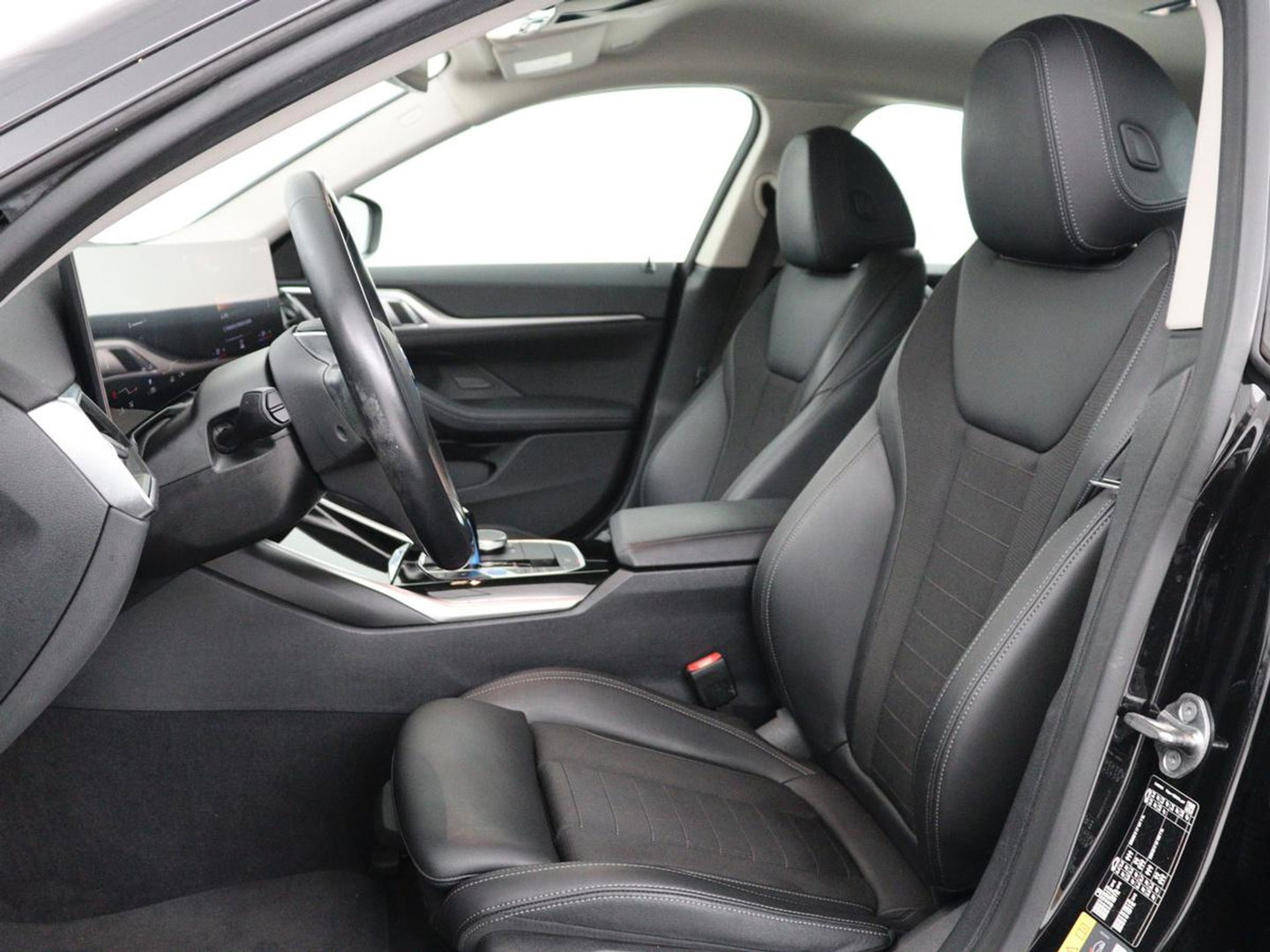 BMW i4 eDrive40 84 kWh | SOH 93,8% | Camera | Adaptive cruise | Climate control | Navigatie | DAB+ | Bluetooth | Stoelverwarming | Carplay