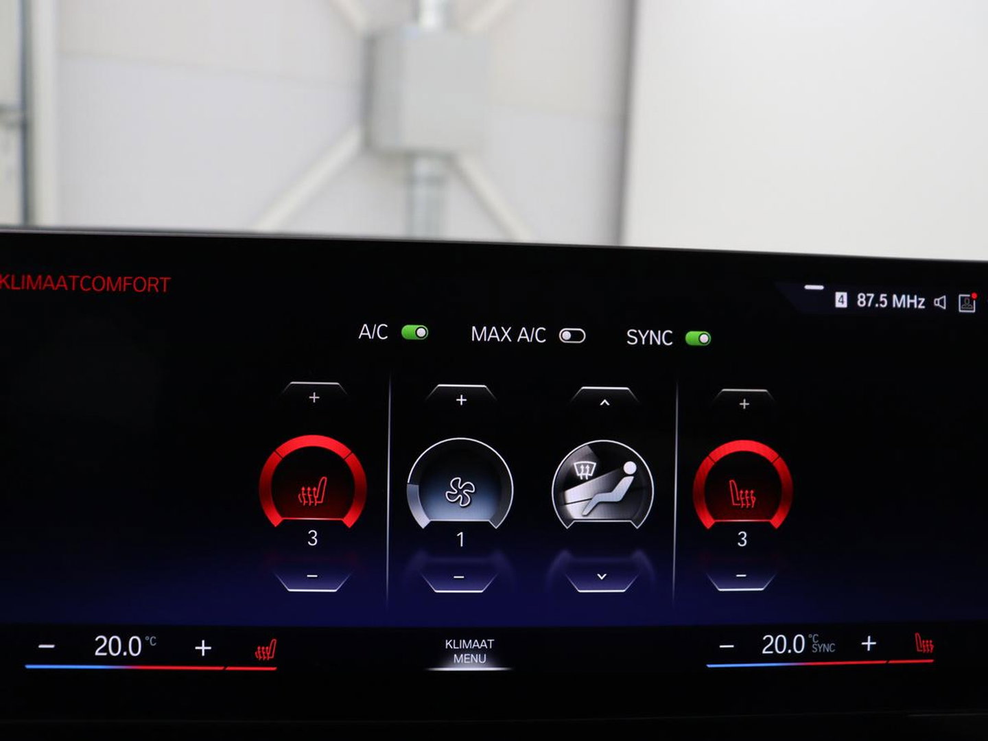 BMW i4 eDrive40 84 kWh | SOH 93,8% | Camera | Adaptive cruise | Climate control | Navigatie | DAB+ | Bluetooth | Stoelverwarming | Carplay