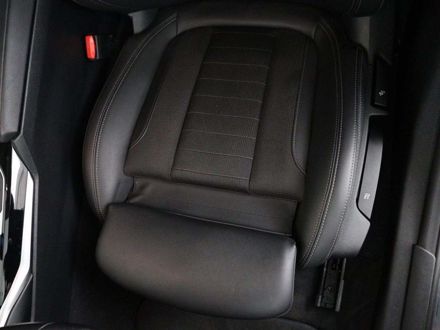 BMW i4 eDrive40 84 kWh | SOH 93,8% | Camera | Adaptive cruise | Climate control | Navigatie | DAB+ | Bluetooth | Stoelverwarming | Carplay