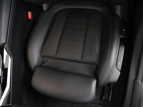 BMW i4 eDrive40 84 kWh | SOH 93,8% | Camera | Adaptive cruise | Climate control | Navigatie | DAB+ | Bluetooth | Stoelverwarming | Carplay