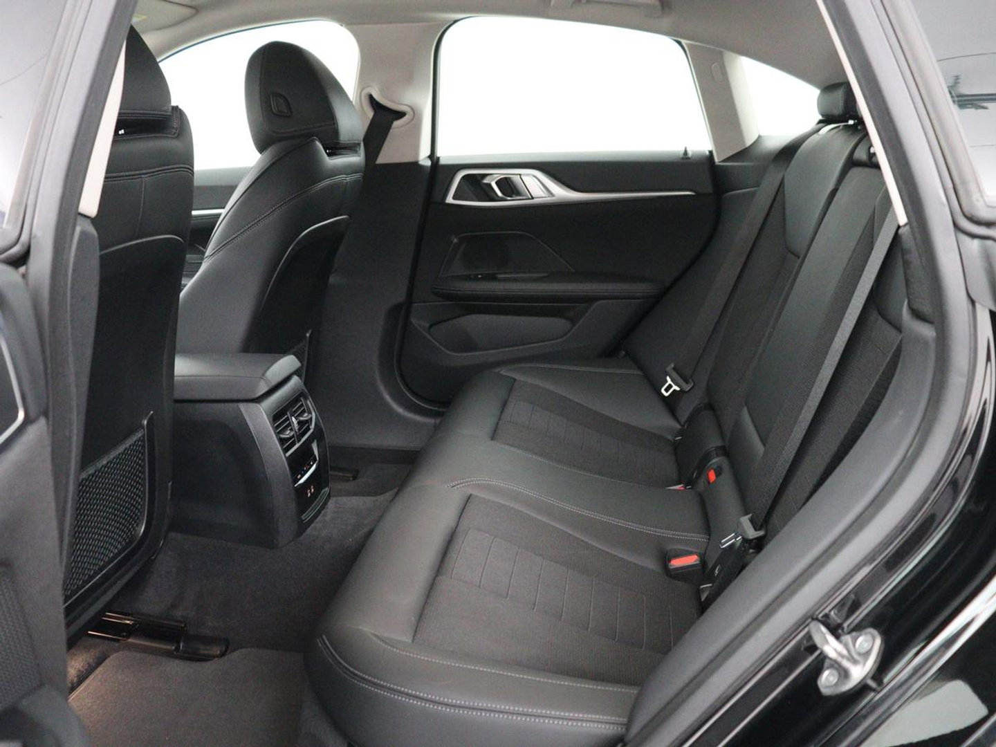 BMW i4 eDrive40 84 kWh | SOH 93,8% | Camera | Adaptive cruise | Climate control | Navigatie | DAB+ | Bluetooth | Stoelverwarming | Carplay