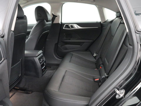 BMW i4 eDrive40 84 kWh | SOH 93,8% | Camera | Adaptive cruise | Climate control | Navigatie | DAB+ | Bluetooth | Stoelverwarming | Carplay