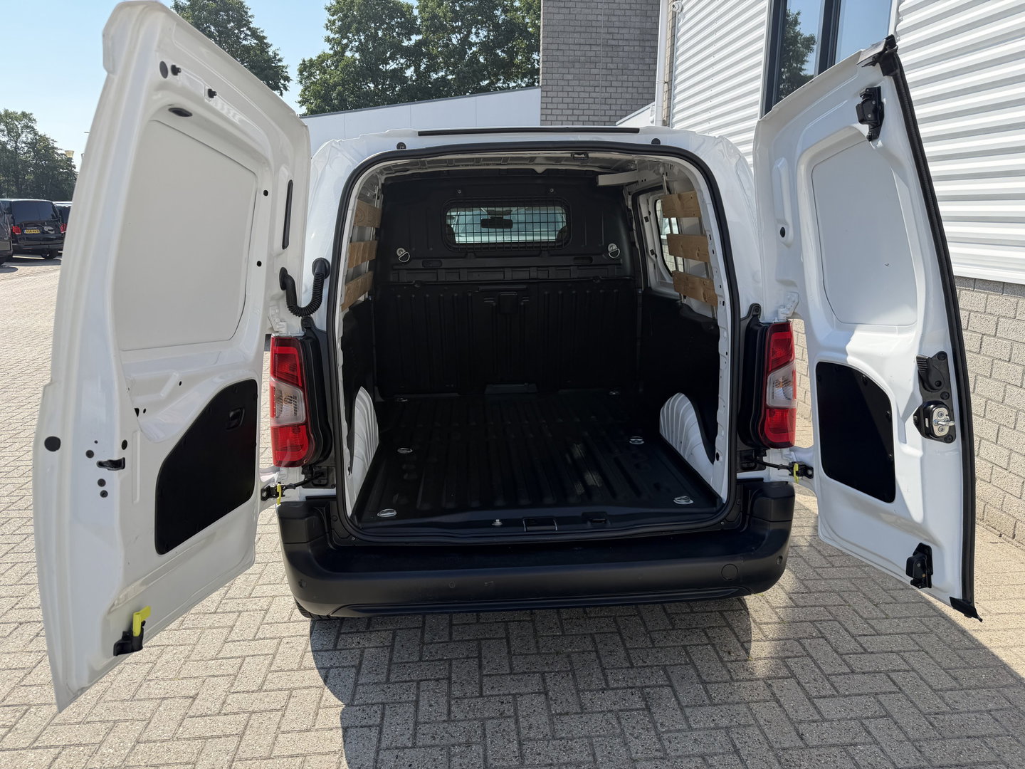 Peugeot Partner 1.2 PureTech Premium / vaste prijs rijklaar € 11.750 ex btw / lease vanaf € 198 / airco / cruise control / pdc achter / navigatie / raam in de schuifdeur / euro 6 !