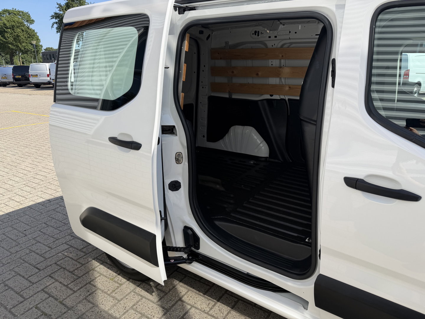 Peugeot Partner 1.2 PureTech Premium / vaste prijs rijklaar € 11.750 ex btw / lease vanaf € 198 / airco / cruise control / pdc achter / navigatie / raam in de schuifdeur / euro 6 !