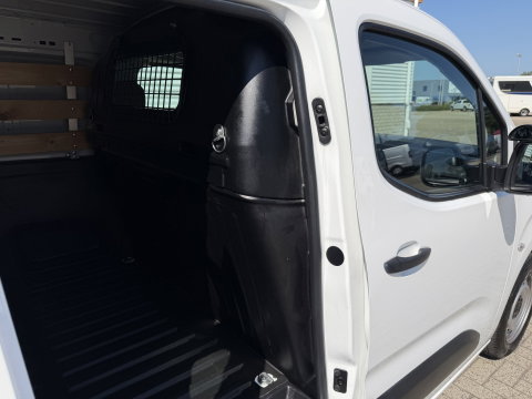 Peugeot Partner 1.2 PureTech Premium / vaste prijs rijklaar € 11.750 ex btw / lease vanaf € 198 / airco / cruise control / pdc achter / navigatie / raam in de schuifdeur / euro 6 !