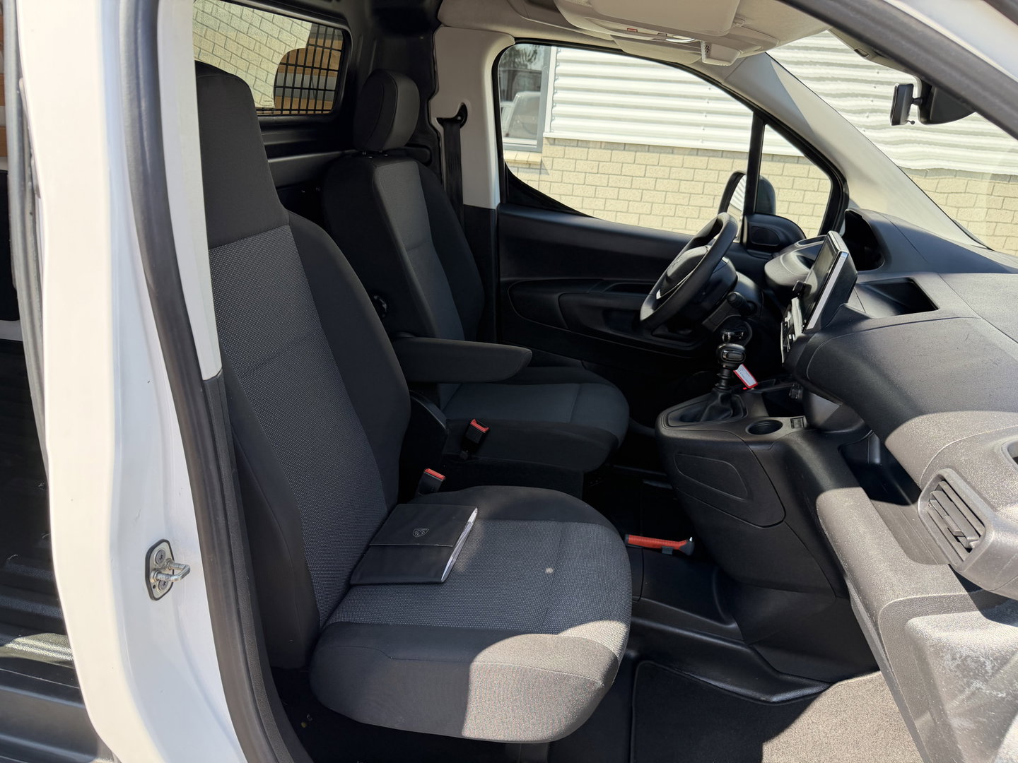 Peugeot Partner 1.2 PureTech Premium / vaste prijs rijklaar € 11.750 ex btw / lease vanaf € 198 / airco / cruise control / pdc achter / navigatie / raam in de schuifdeur / euro 6 !