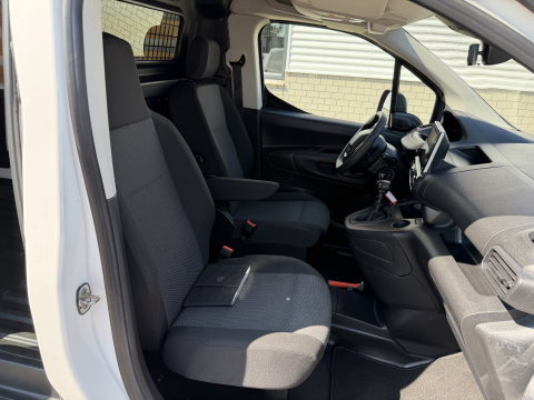 Peugeot Partner 1.2 PureTech Premium / vaste prijs rijklaar € 11.750 ex btw / lease vanaf € 198 / airco / cruise control / pdc achter / navigatie / raam in de schuifdeur / euro 6 !