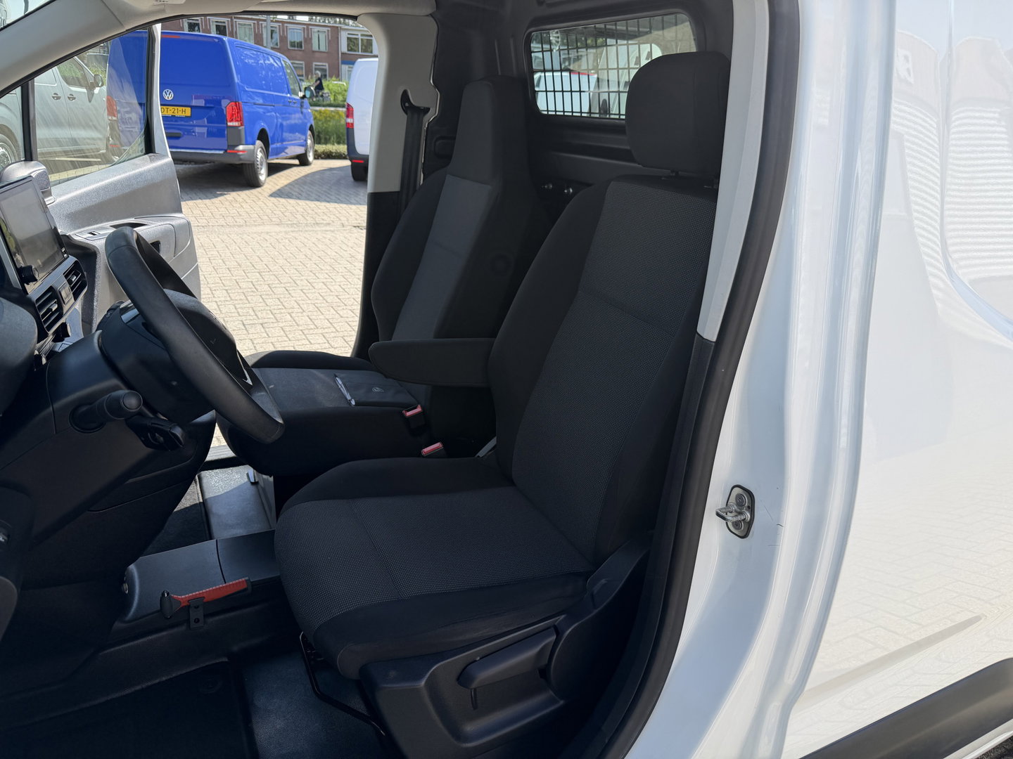Peugeot Partner 1.2 PureTech Premium / vaste prijs rijklaar € 11.750 ex btw / lease vanaf € 198 / airco / cruise control / pdc achter / navigatie / raam in de schuifdeur / euro 6 !