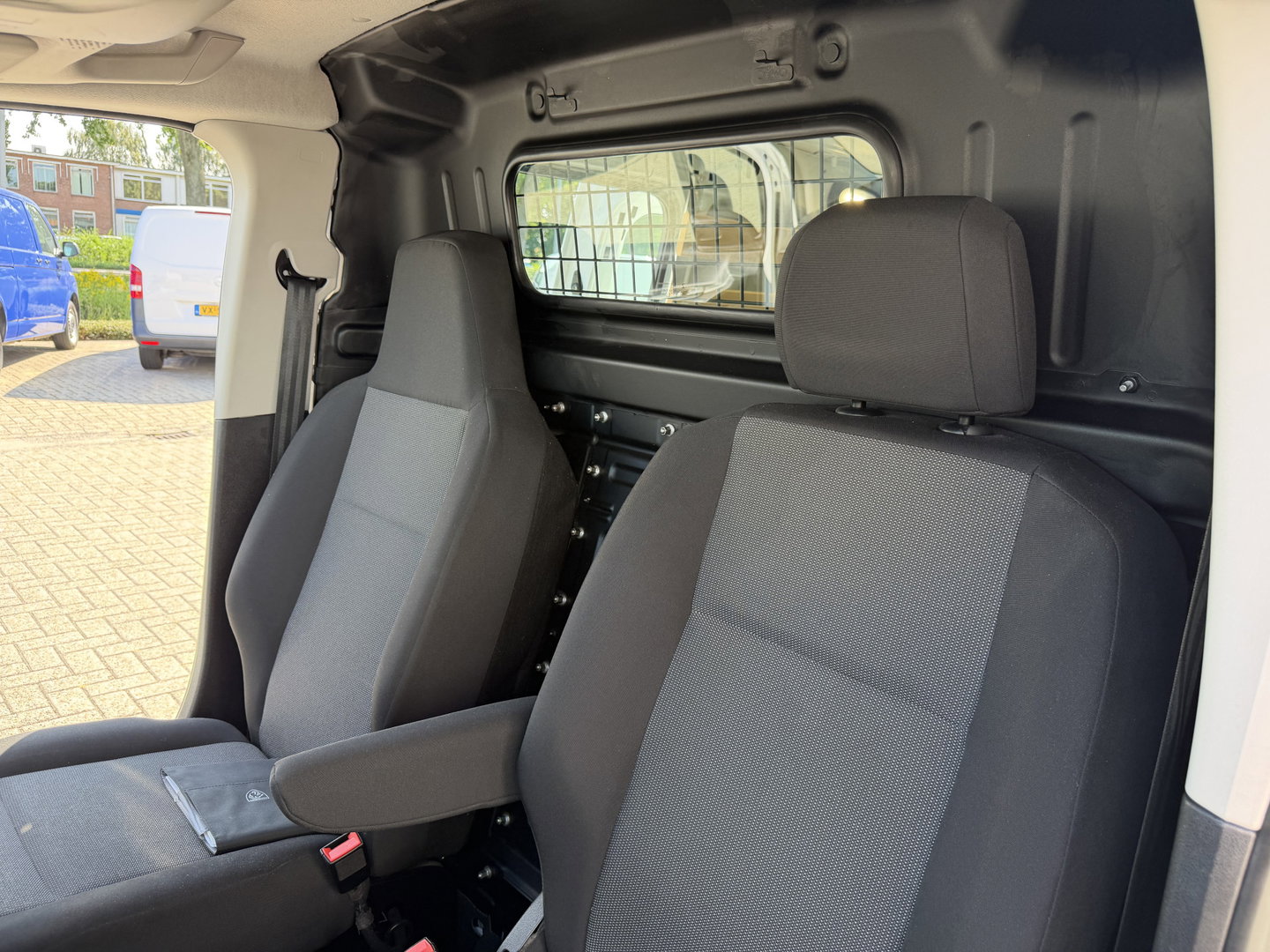 Peugeot Partner 1.2 PureTech Premium / vaste prijs rijklaar € 11.750 ex btw / lease vanaf € 198 / airco / cruise control / pdc achter / navigatie / raam in de schuifdeur / euro 6 !