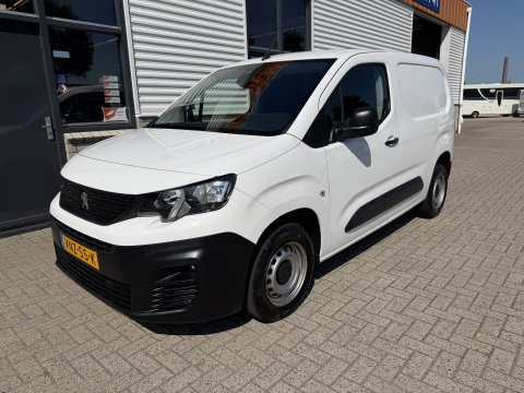 Peugeot Partner 1.2 PureTech Premium / vaste prijs rijklaar € 11.750 ex btw / lease vanaf € 198 / airco / cruise control / pdc achter / navigatie / raam in de schuifdeur / euro 6 !