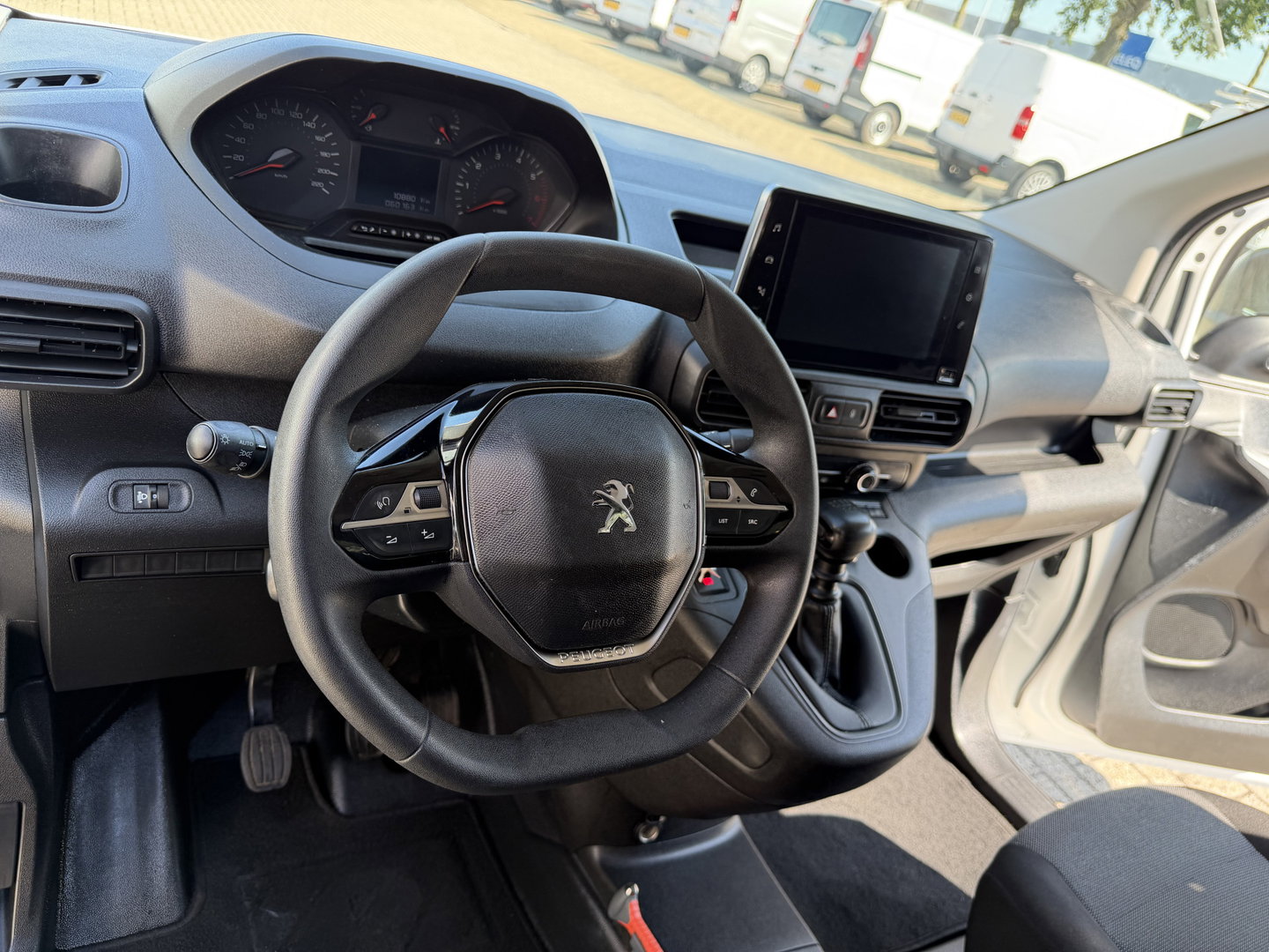 Peugeot Partner 1.2 PureTech Premium / vaste prijs rijklaar € 11.750 ex btw / lease vanaf € 198 / airco / cruise control / pdc achter / navigatie / raam in de schuifdeur / euro 6 !