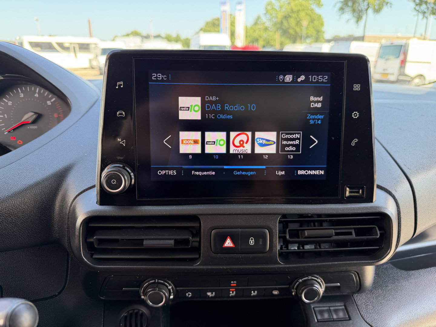 Peugeot Partner 1.2 PureTech Premium / vaste prijs rijklaar € 11.750 ex btw / lease vanaf € 198 / airco / cruise control / pdc achter / navigatie / raam in de schuifdeur / euro 6 !