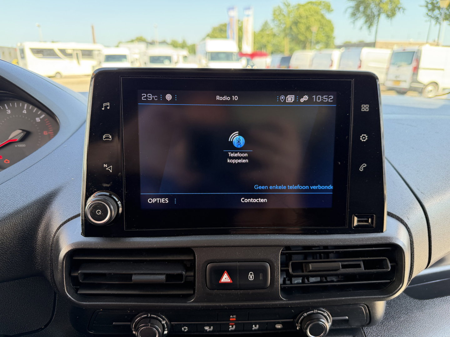 Peugeot Partner 1.2 PureTech Premium / vaste prijs rijklaar € 11.750 ex btw / lease vanaf € 198 / airco / cruise control / pdc achter / navigatie / raam in de schuifdeur / euro 6 !