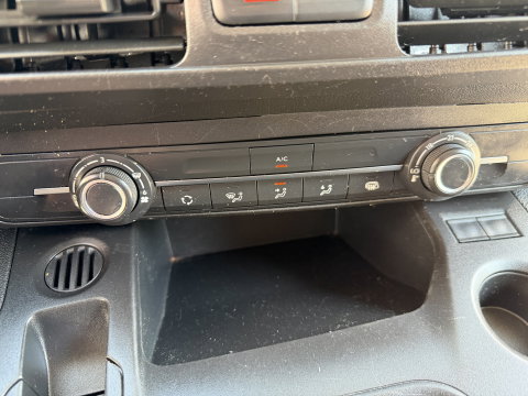 Peugeot Partner 1.2 PureTech Premium / vaste prijs rijklaar € 11.750 ex btw / lease vanaf € 198 / airco / cruise control / pdc achter / navigatie / raam in de schuifdeur / euro 6 !