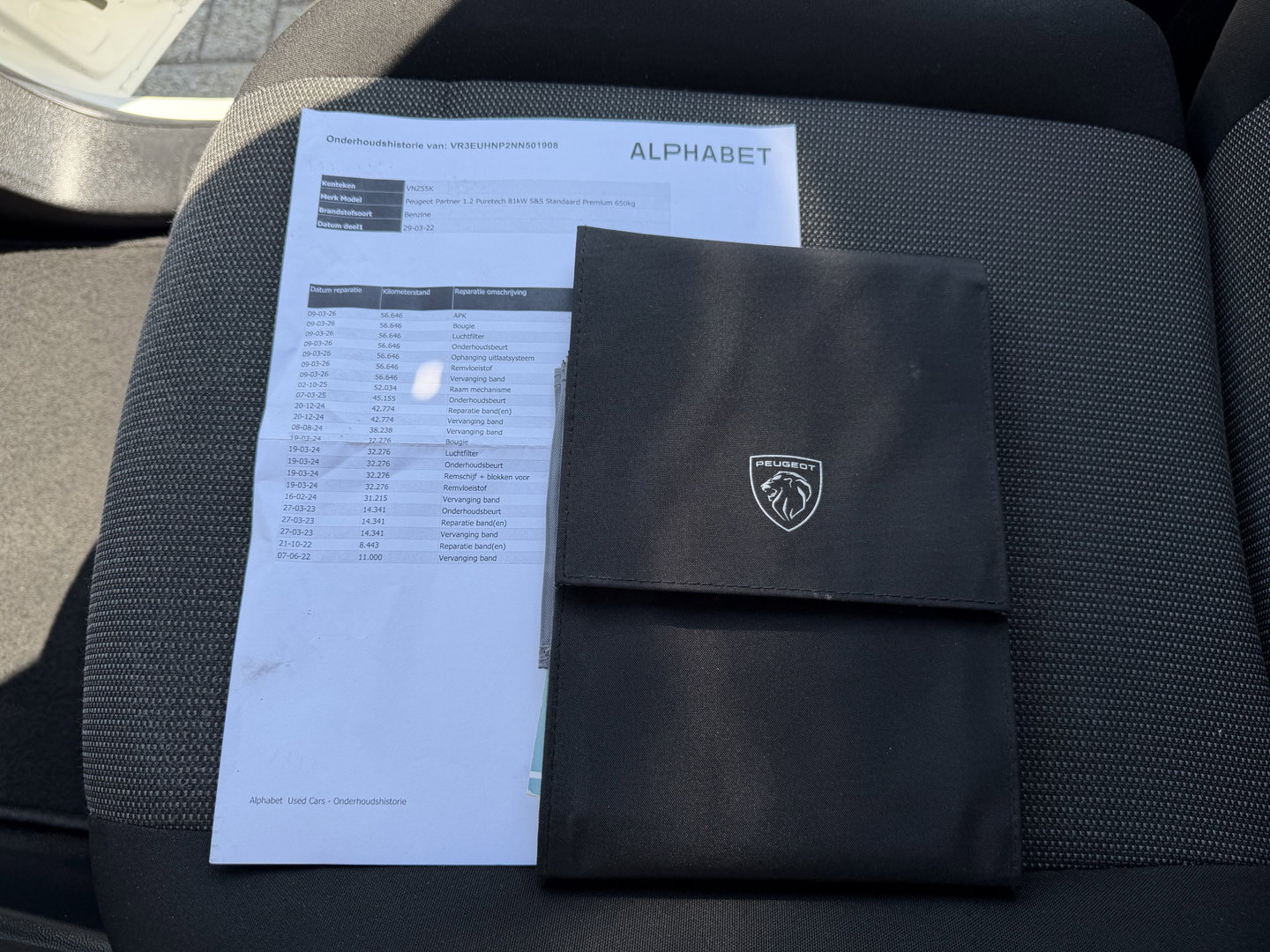 Peugeot Partner 1.2 PureTech Premium / vaste prijs rijklaar € 11.750 ex btw / lease vanaf € 198 / airco / cruise control / pdc achter / navigatie / raam in de schuifdeur / euro 6 !