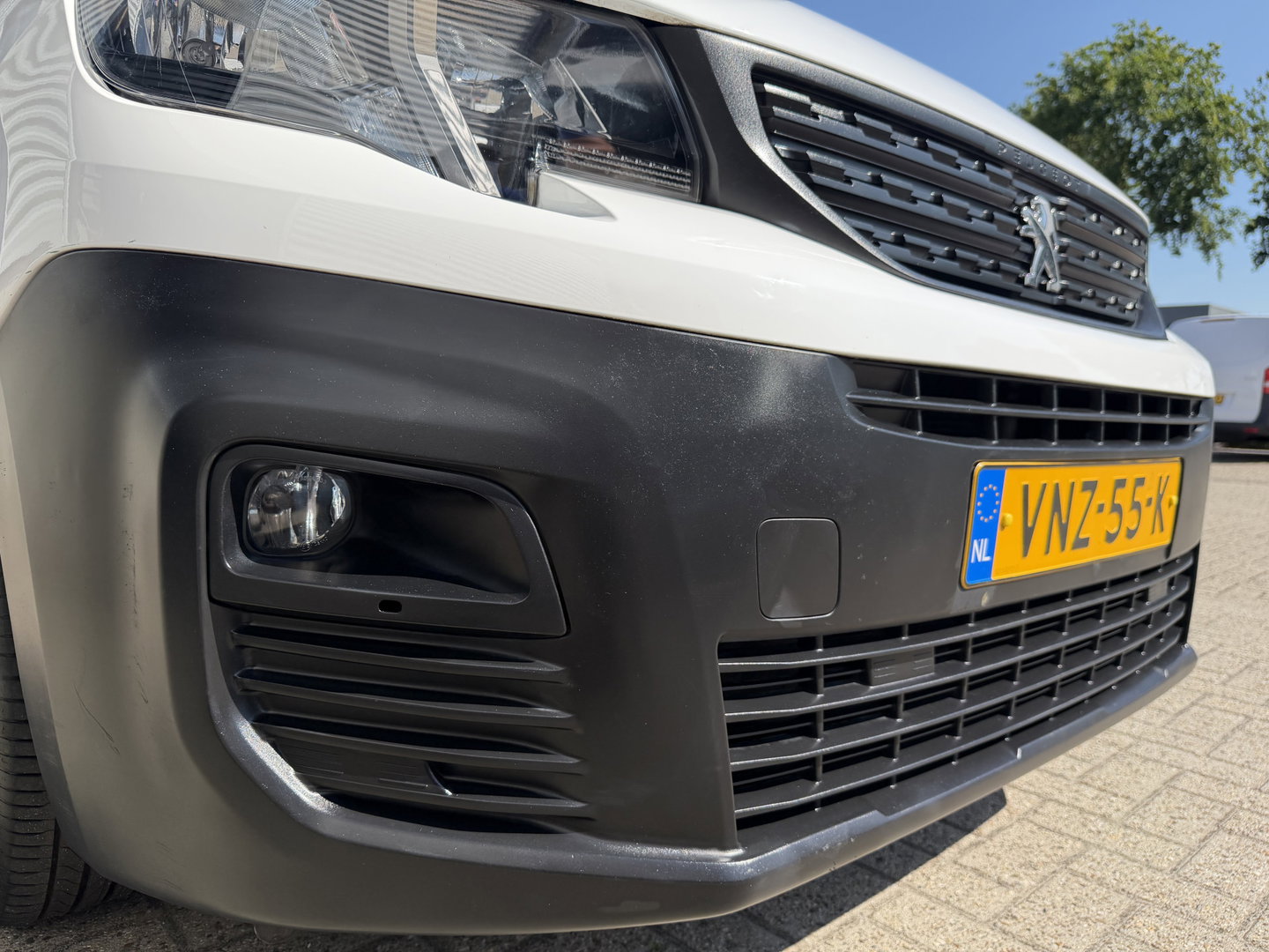 Peugeot Partner 1.2 PureTech Premium / vaste prijs rijklaar € 11.750 ex btw / lease vanaf € 198 / airco / cruise control / pdc achter / navigatie / raam in de schuifdeur / euro 6 !