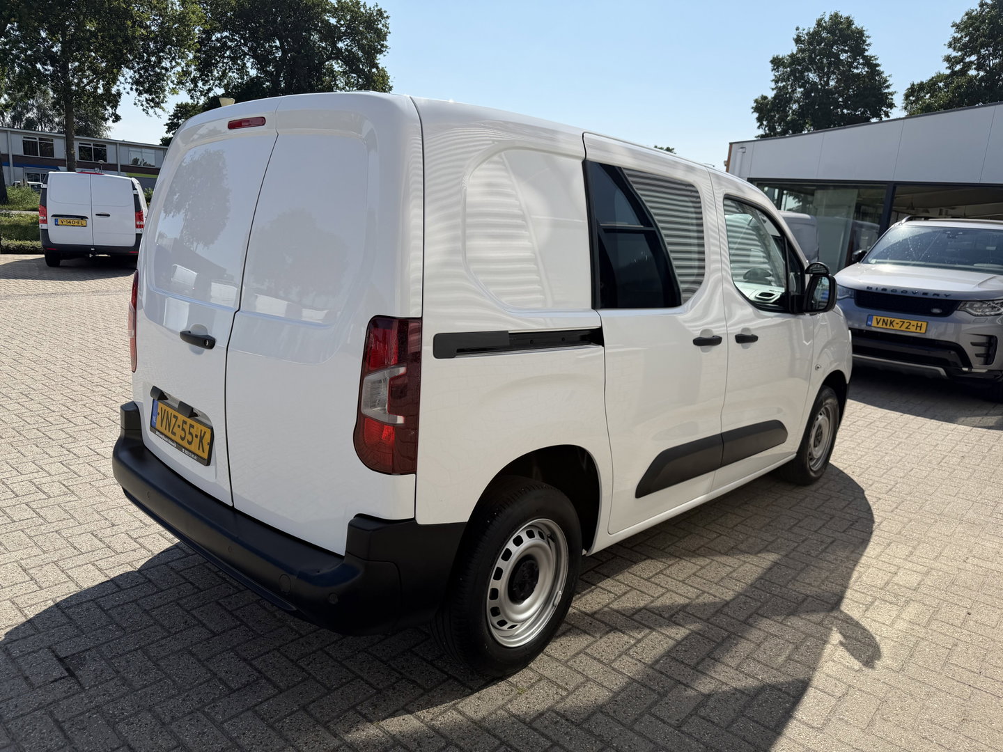 Peugeot Partner 1.2 PureTech Premium / vaste prijs rijklaar € 11.750 ex btw / lease vanaf € 198 / airco / cruise control / pdc achter / navigatie / raam in de schuifdeur / euro 6 !