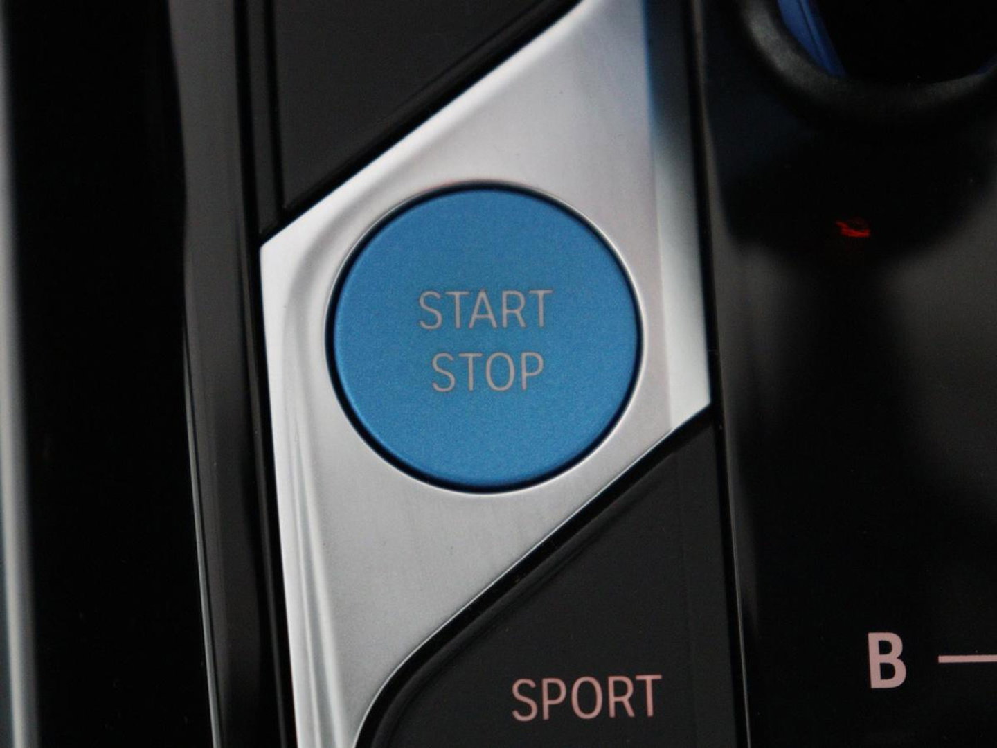BMW i4 eDrive40 84 kWh | SOH 93,8% | Camera | Adaptive cruise | Climate control | Navigatie | DAB+ | Bluetooth | Stoelverwarming | Carplay