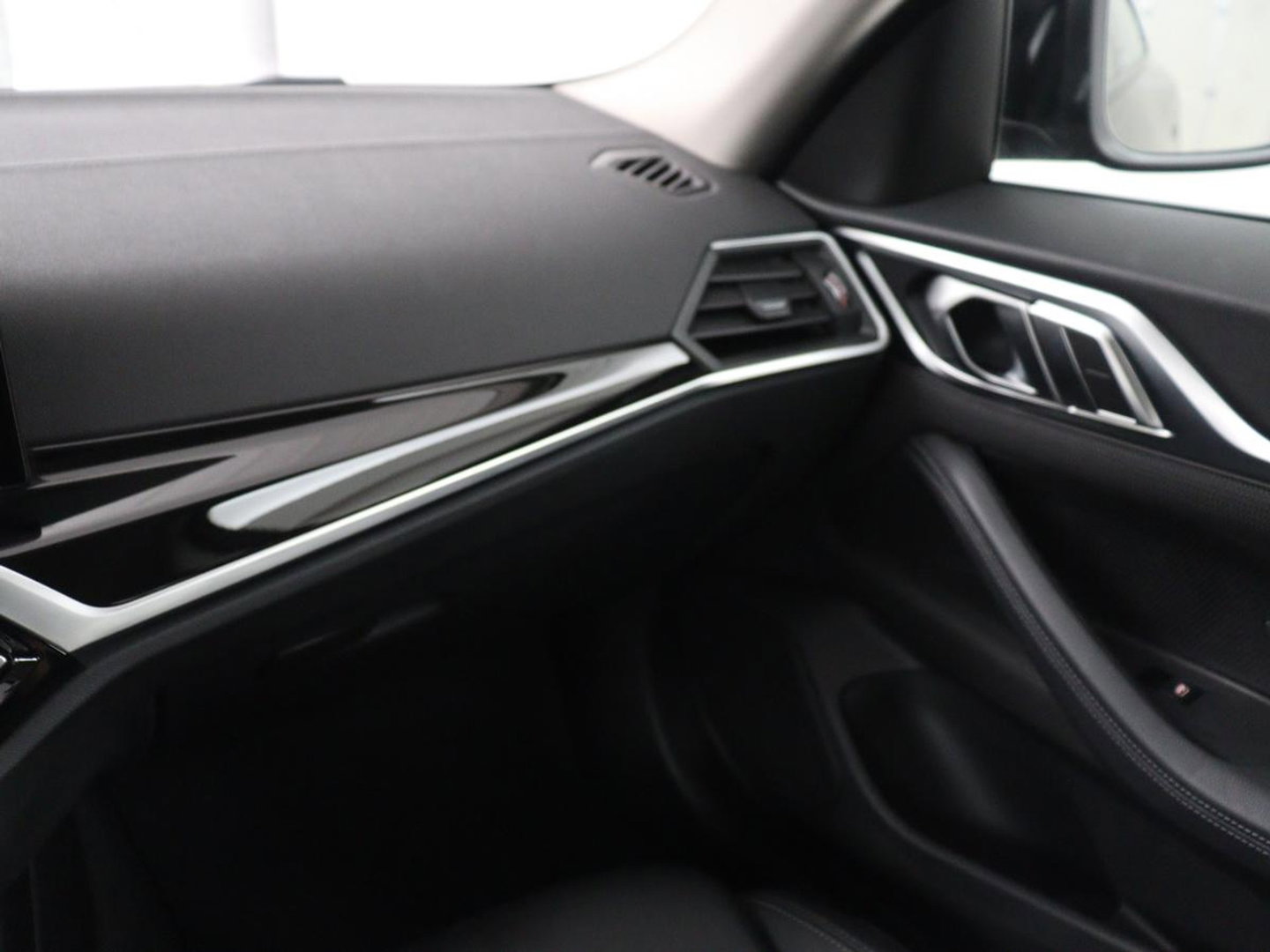 BMW i4 eDrive40 84 kWh | SOH 93,8% | Camera | Adaptive cruise | Climate control | Navigatie | DAB+ | Bluetooth | Stoelverwarming | Carplay